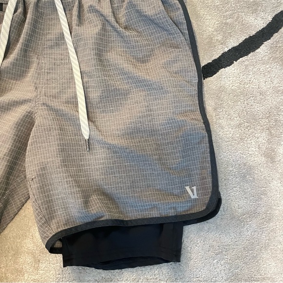 Men’s Vuori Work Out Shorts Size Small Gray - Picture 3 of 3